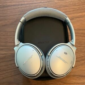 Bose Silver Over-Ear QuietComfort Headphones
